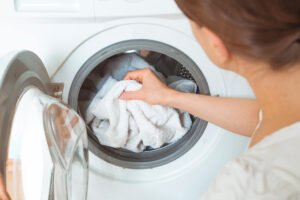 7 erros na hora de lavar roupas