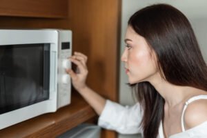 Micro-ondas com defeito: comprar um novo ou mandar consertar?