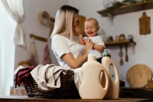 Lavar roupa de bebê na máquina, pode ou não pode? Saiba como fazer com segurança
